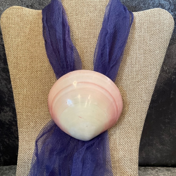 Vintage Pink Clam Shell Scarf Holder - Picture 1 of 3